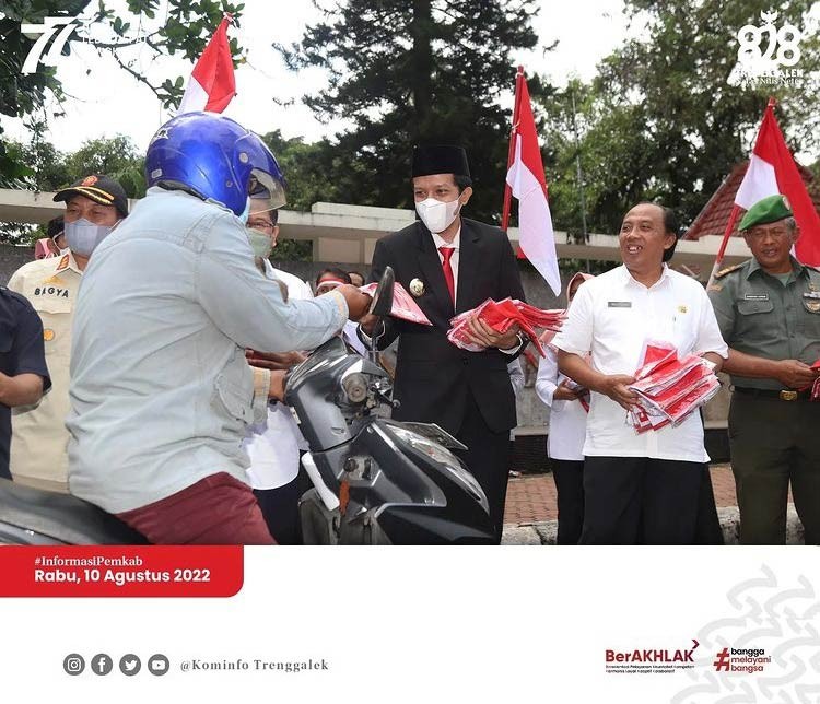 Sambut HUT Kemerdekaan RI, Pemkab Trenggalek Bagikan 5000 Bendera Merah Putih Kepada Masyarakat