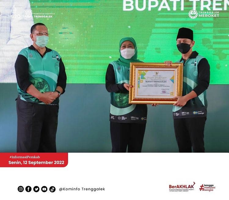 Bupati Trenggalek Mochamad Nur Arifin Raih Penghargaan Pembina Proklim Terbaik Tingkat Provinsi Jawa Timur Tahun 2022 Dari Gubernur Jatim