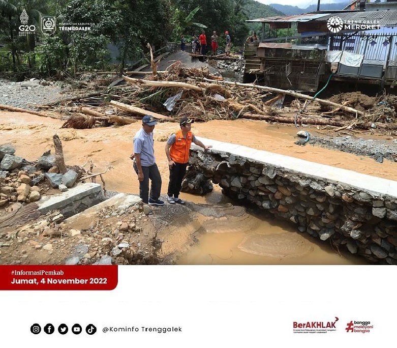 Tinjau Banjir dan Tanah Longsor di Watulimo dan Munjungan, Bupati Nur Arifin Prioritaskan Buka Akses Konektifitas Menuju Lokasi Terdampak Bencana
