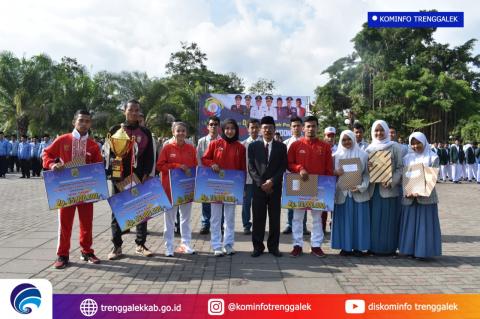 Peringati Hari Sumpah Pemuda ke 90 dan HUT Provinsi Jatim ke-73, Pemkab Trenggalek Gelar Upacara Bendera