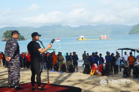 Bersih-Bersih Pantai Mutiara Warnai Peringatan Hari Bumi di Trenggalek