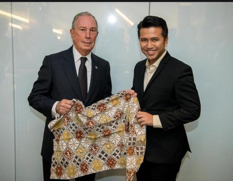 Emil Dardak Kenalkan Batik Trenggalek di Bloomberg Harvard City Leadership Initiative 2018